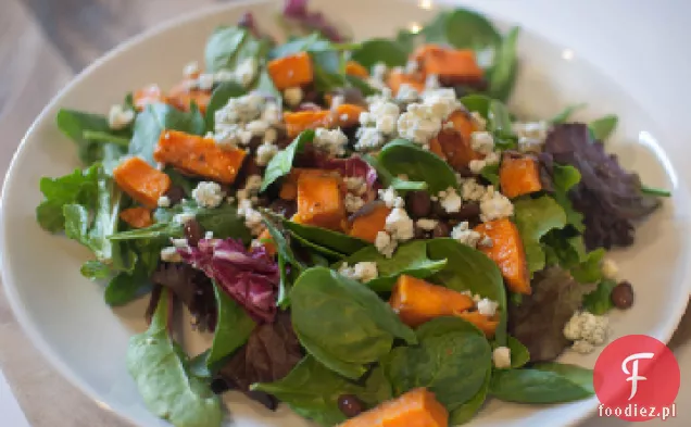 Sałatka z pieczonych słodkich ziemniaków, kopru włoskiego i cebuli