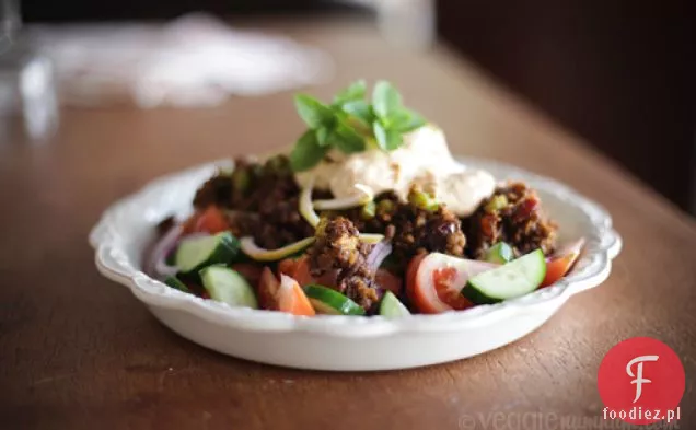 Sałatka Z Soczewicy, Daktyli I Pomidorów Z Sosem Tahini Z Oleju Chilli