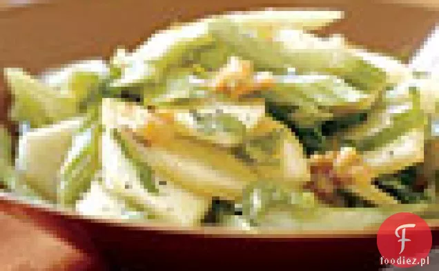 Sałatka z zielonego jabłka i selera z orzechami włoskimi i musztardą Vinaigrette