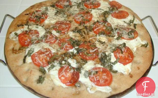 Świeża pizza z mozzarellą i bazylią