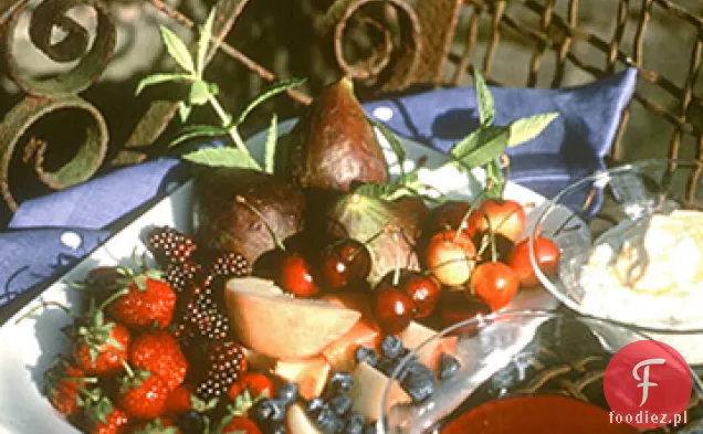 Świeże owoce z ricottą i sosem śliwkowym