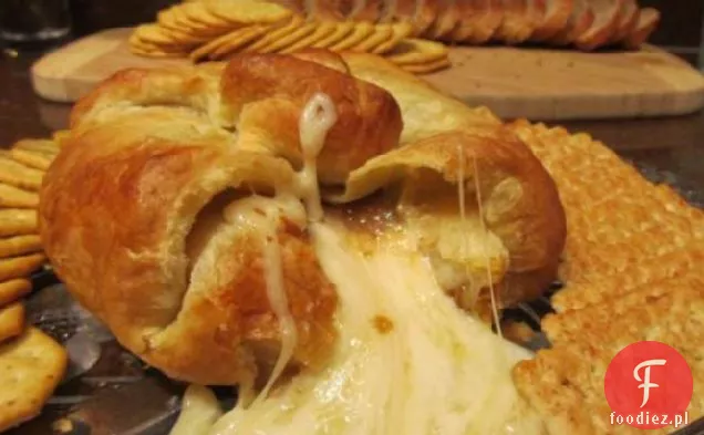 Pieczone Brie w cieście francuskim z konfiturą morelową lub malinową