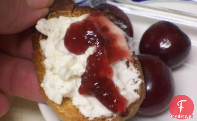 Rozgnieciony kozi ser z pieprzem i konfiturą z czarnej wiśni