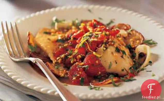 Pieczona ryba z pieczonymi ziemniakami, pomidorami i sosem Salmoriglio