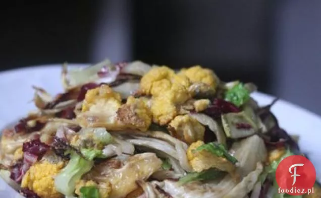 Sałatka Z Pieczonego Kalafiora I Kopru Włoskiego Z Endywią, Radicchio, An