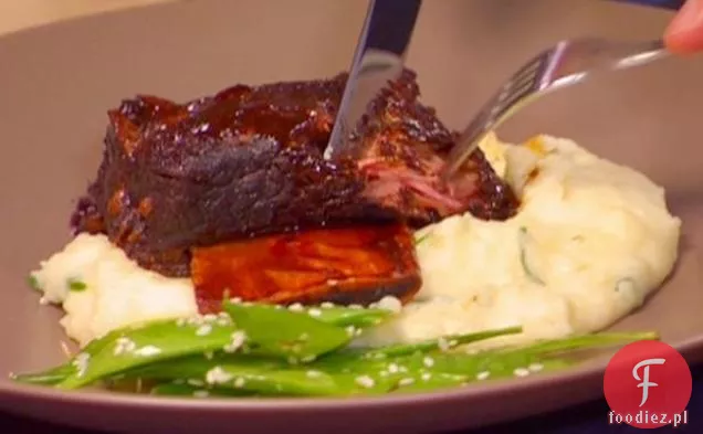 Duszone piwo Hoisin krótkie żeberka z kremowym puree Yukons i sezamowym groszkiem śnieżnym