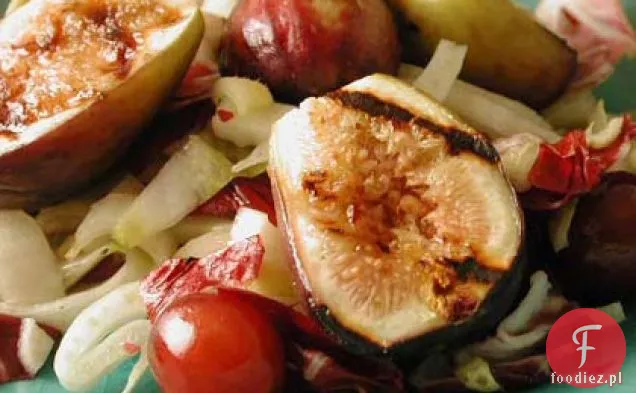 Ciepła sałatka z grillowanych Fig, winogron i gorzkiej zieleni