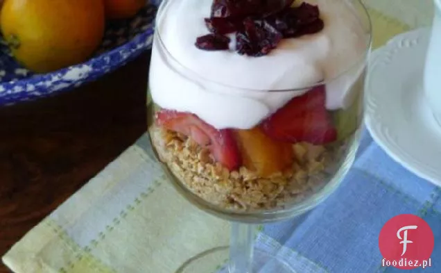 Śniadanie jogurt Parfait ze świeżymi owocami i granolą