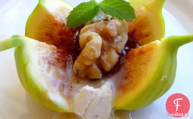 Świeże figi z miodem, jogurtem i orzechami włoskimi