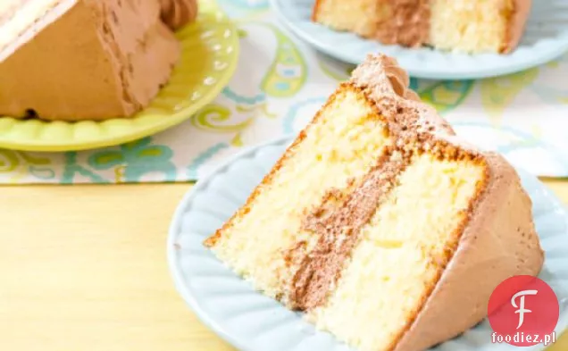 Żółty tort urodzinowy z puszystym czekoladowym lukrem Ganache