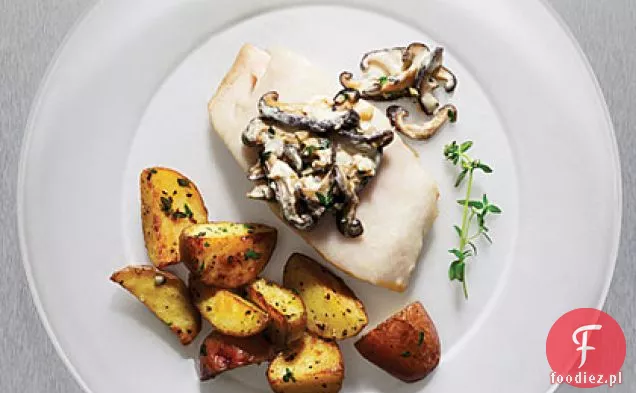 Zapiekana na patelni Sablefish z grzybami i kwaśną śmietaną