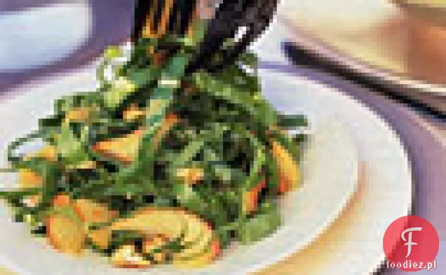 Rozdrobnione warzywa Collard z orzechami włoskimi i marynowanymi jabłkami