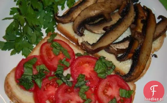 Portabella kanapka z grzybami i pomidorami