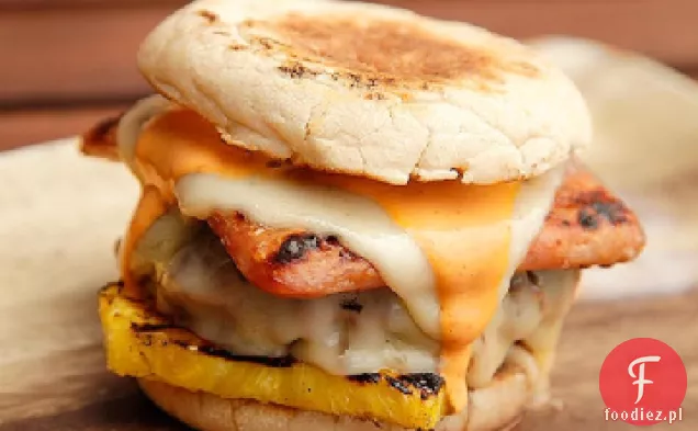 Gorące hamburgery Hawajskie (Spam, ananas, Swiss I Sriracha Mayo)
