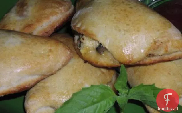 Pieczarki, karmelizowana cebula i ser Calzones