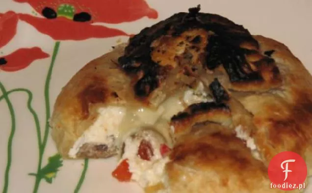 Brie En Croute Nadziewane oliwkami i pieczoną papryką