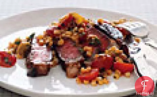 Stek z Rib-Eye z ciepłą sałatką kukurydzianą z pomidorów