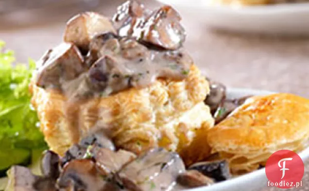 Ragout z dzikich grzybów w skorupkach ciasta francuskiego