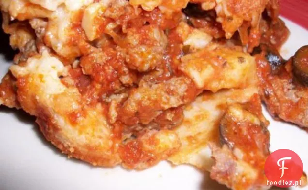 Pizza z kiełbasą i pieczarkami do góry nogami