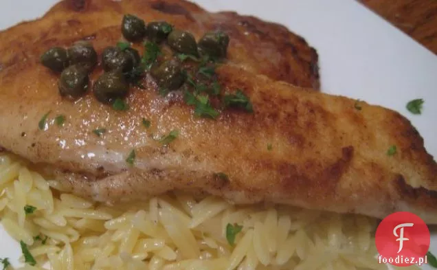 Lekko smażona Tilapia z masłem Caper Brown i cytrynowo-szalotkową