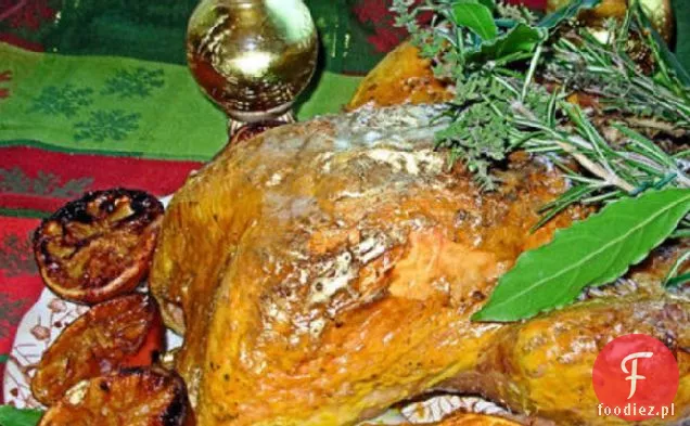 Pozłacany szafran i masło pieczony indyk z girlandą ziołową