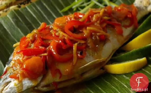 Chiński Nowy Rok cała ryba ze słodkimi i kwaśnymi warzywami