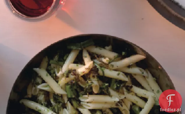 Penne z orzechami laskowymi Gremolata i pieczonym Broccolini