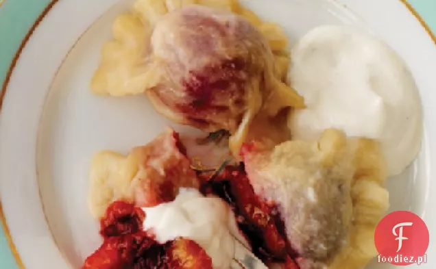 Pierogi z włoskim nadzieniem śliwkowym i przyprawioną kwaśną śmietaną