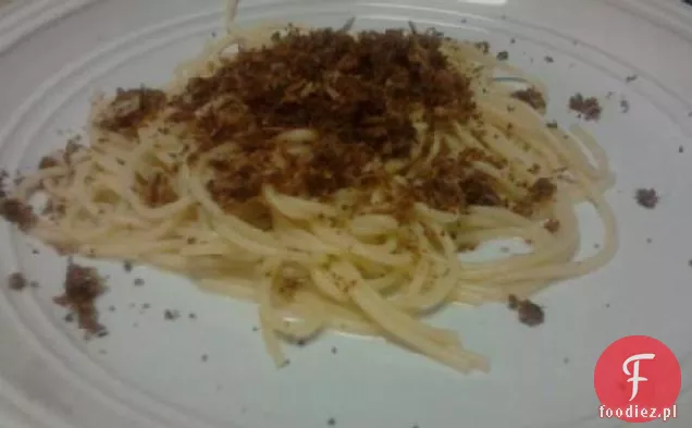 Makaron z oliwą czosnkową i bułką tostową