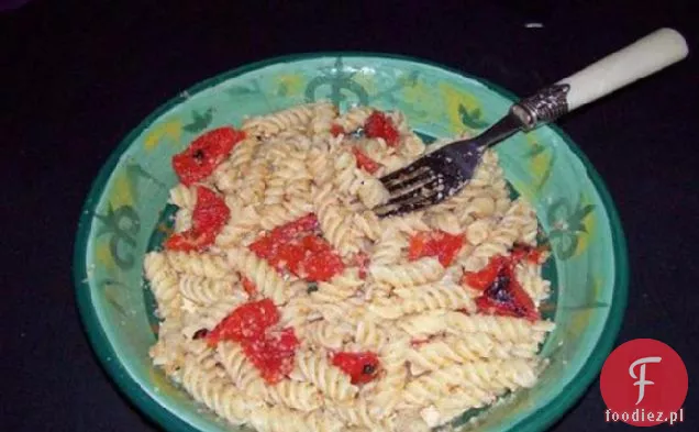 Rigatoni z czerwoną papryką, migdałami i bułką tartą