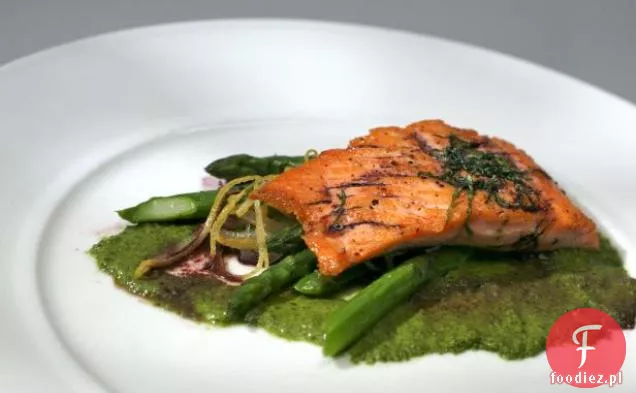 Łosoś zapiekany ze szparagową sałatką cytrynową, czerwonym winem i puree z rukoli