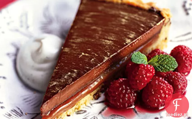 Tarta czekoladowo-karmelowa z pijanymi malinami i kremem waniliowym Fraiche