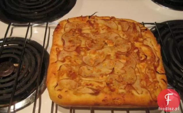 Focaccia z karmelizowaną cebulą, gruszką i serem pleśniowym