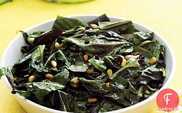 Zielenina mniszka lekarskiego z porzeczkami i orzeszkami pinii