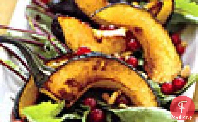 Sałatka z mniszka lekarskiego z pestkami granatu, orzeszkami pinii i pieczoną Delicatą