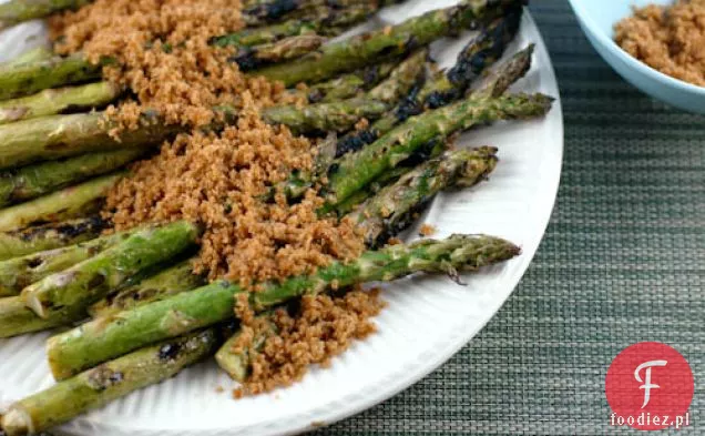 Rześki Zaklinacz: Sałatka z mniszka lekarskiego, truskawek i cebuli balsamicznej