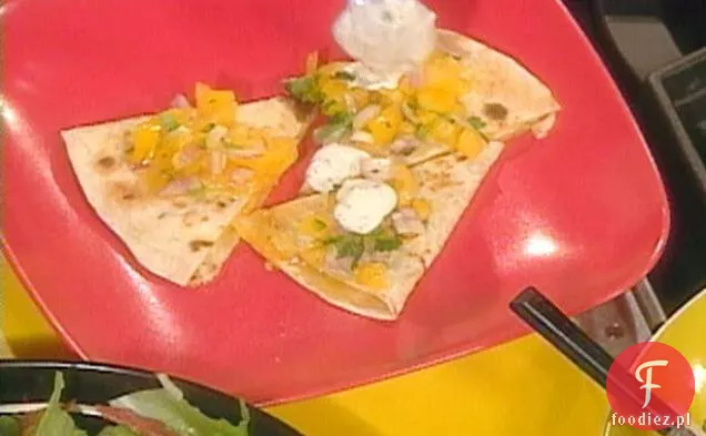 Wędzony Cheddar Quesadillas z żółtą salsą pomidorową i kwaśną śmietaną Cilantro Lime