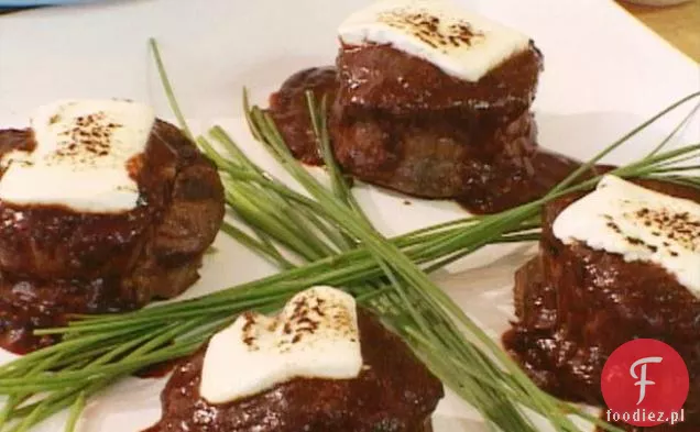 Czarny pieprz Crusted Filet Mignon z tosty kozim serem i dwukrotnie gotowane czerwony sos Chile