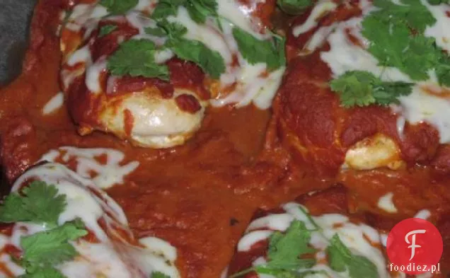 Kurczak duszony w sosie z czerwonego Chile