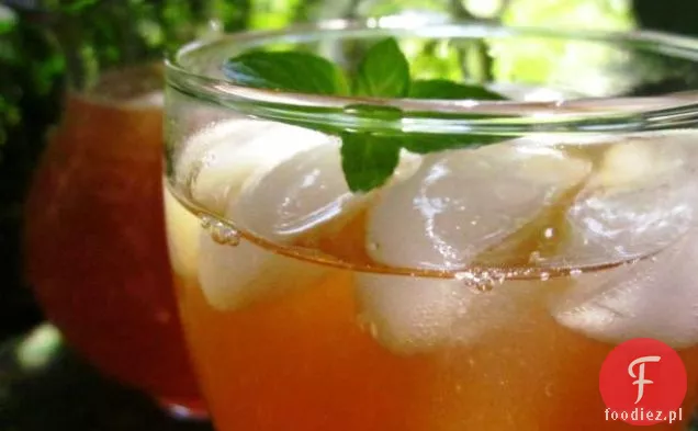 Sałatka Z Dzikiej Zieleni Z Winegretem Z Granatu