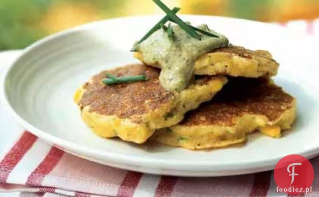 Świeża kukurydza i przegrzebki Johnnycakes z sosem z zielonej cebuli