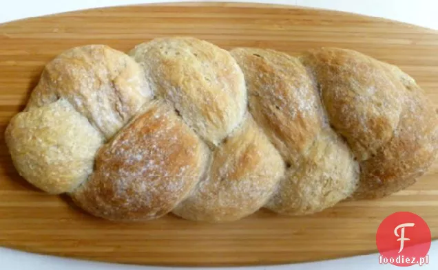 Pieczenie chleba: trzy ciasta splecione w jeden bochenek