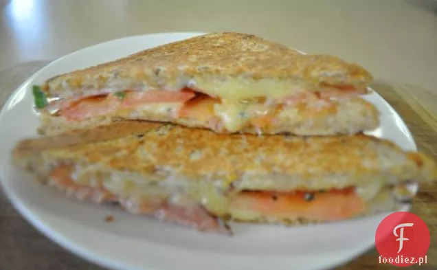 Grillowane kanapki z cheddarem, pomidorem i bekonem