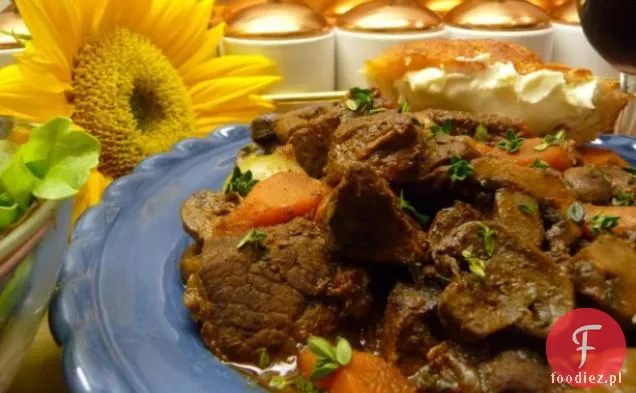 Boeuf En Daube-Klasyczny Francuski Gulasz Wołowy Burgundzki (Bourguignon)