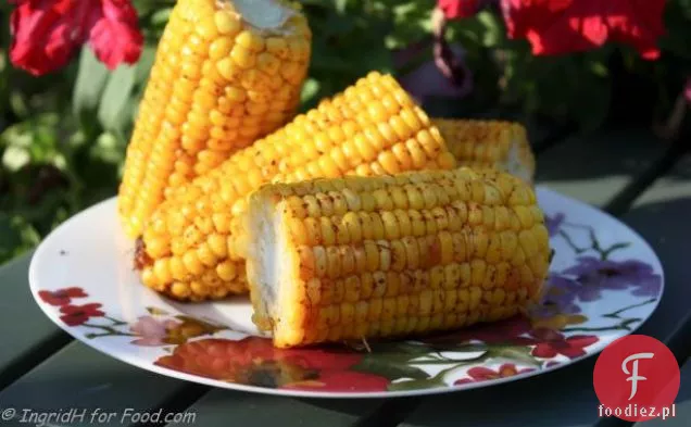 Kukurydza gotowana w łuskach na grillu z Chile-masłem limonkowym