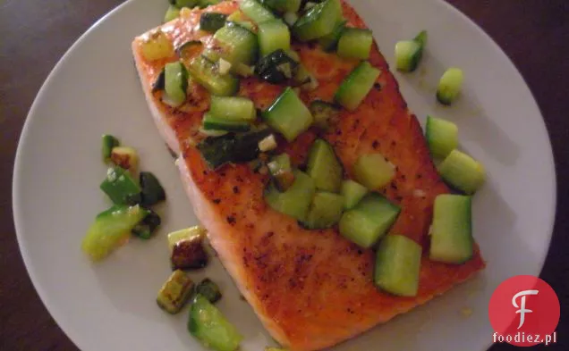 Smażony Łosoś Dziki Z Brązowymi Ogórkami Maślanymi