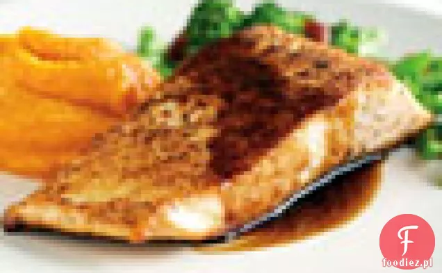 Arctic Char z chińskimi brokułami i Purée ze słodkich ziemniaków