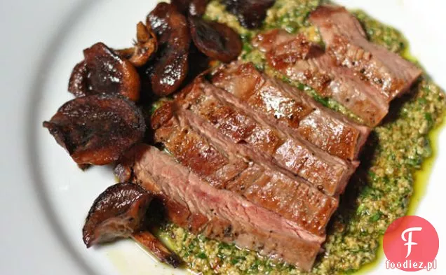 Pan-Seared Flank stek z grzybami Shiitake i sosem z pestek dyni