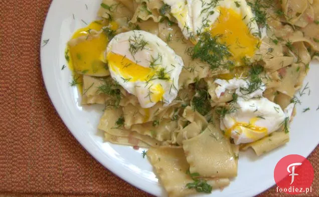 Rozdarte Arkusze makaronu z brązowym masłem, ziołami i gotowanymi jajkami