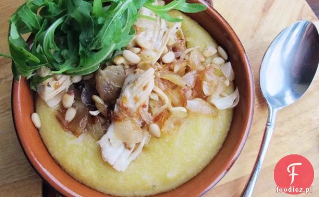 Kremowa Polenta z kurczakiem, karmelizowana szalotka, rukola